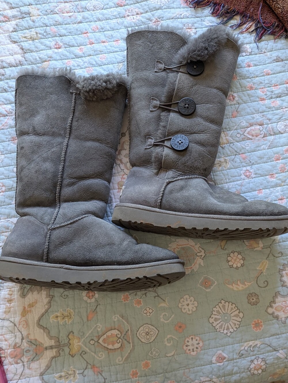 UGG Bailey Button Gray Sheepskin Boots Womens 9 Comfy Winter Cozy Outdoor